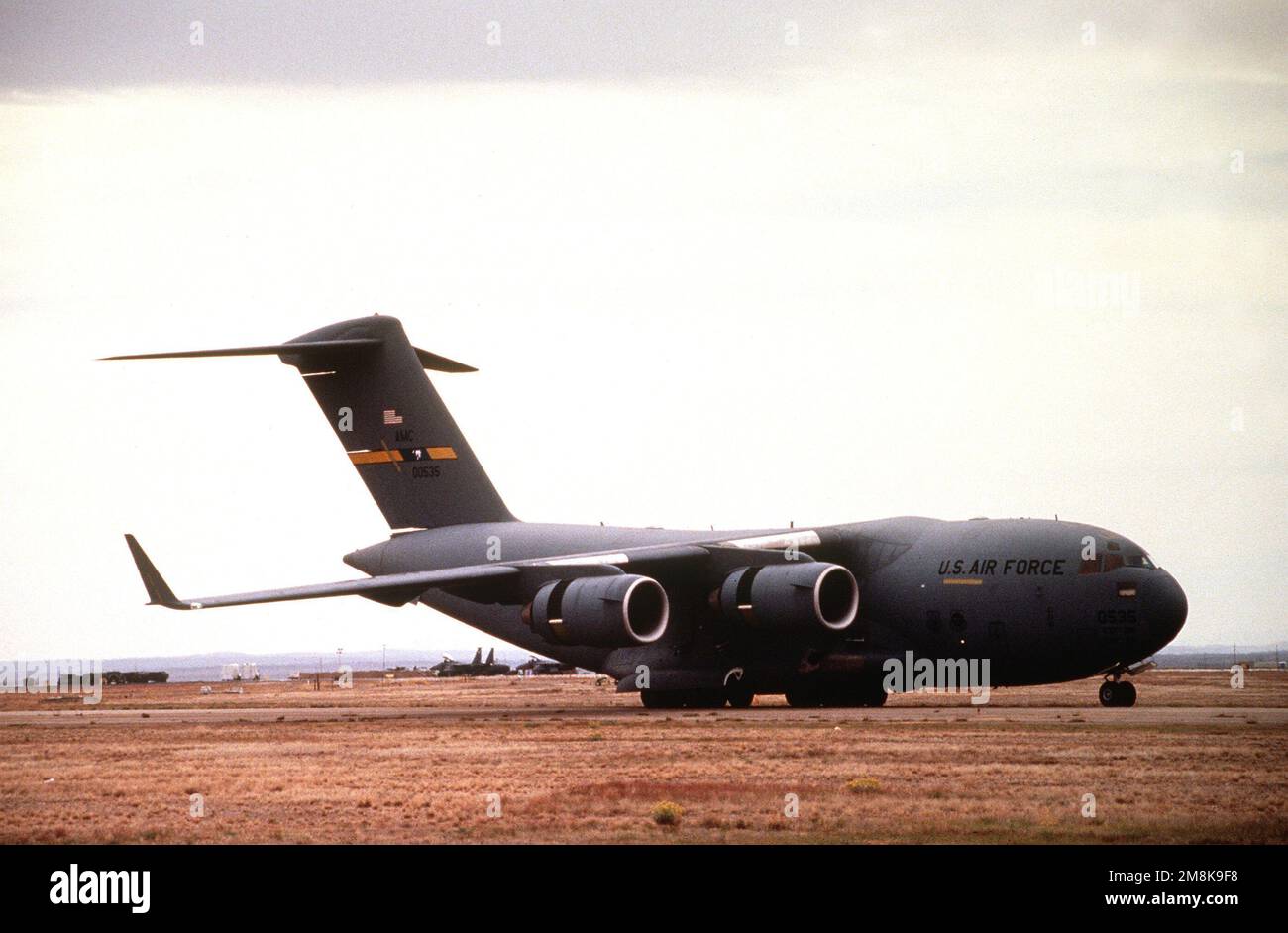 Vue du côté droit d'un C-17 Globemaster III de l'US Air Force depuis la base aérienne de Charleston, SC, en taxi sur la bretelle après l'atterrissage au Roswell Industrial Air Center pendant l'exercice annuel de défense aérienne. Objet opération/série: ROVING SANDS '95 base: Roswell État: Nouveau Mexique (NM) pays: États-Unis d'Amérique (USA) Banque D'Images