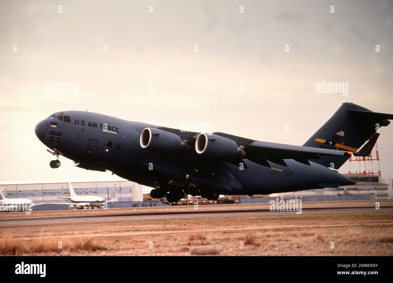 Vue du côté droit d'un C-17 Globemaster III de la US Air Force du 17th Airlift Squadron, Charleston Air Force base, SC, qui part du Roswell Industrial Air Center lors de l'exercice annuel de défense aérienne. Objet opération/série: ROVING SANDS '95 base: Roswell État: Nouveau Mexique (NM) pays: États-Unis d'Amérique (USA) Banque D'Images