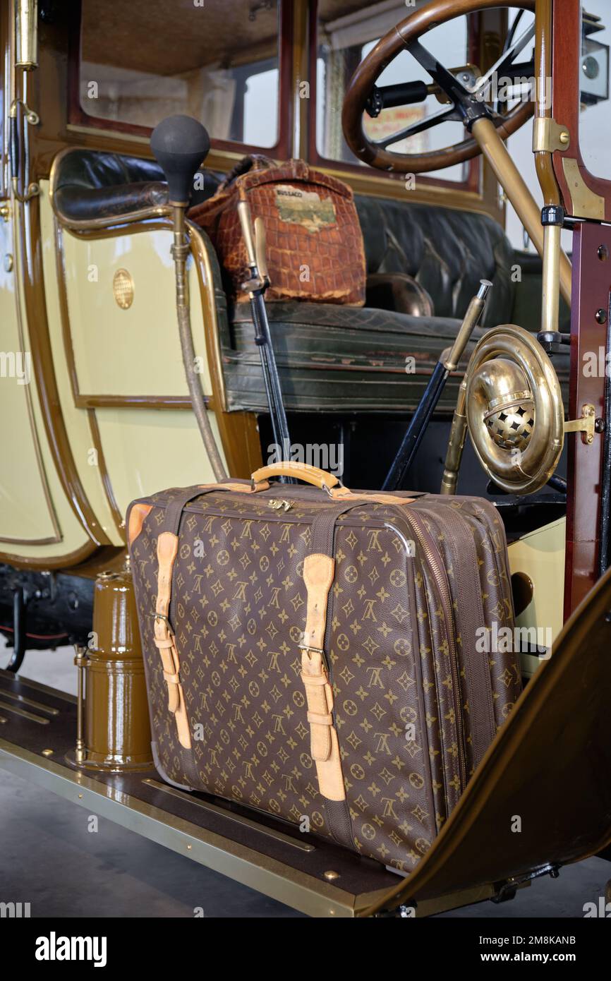 Valise Louis Vuitton sur voiture vinatge. Musée automobile de Málaga, Espagne Banque D'Images