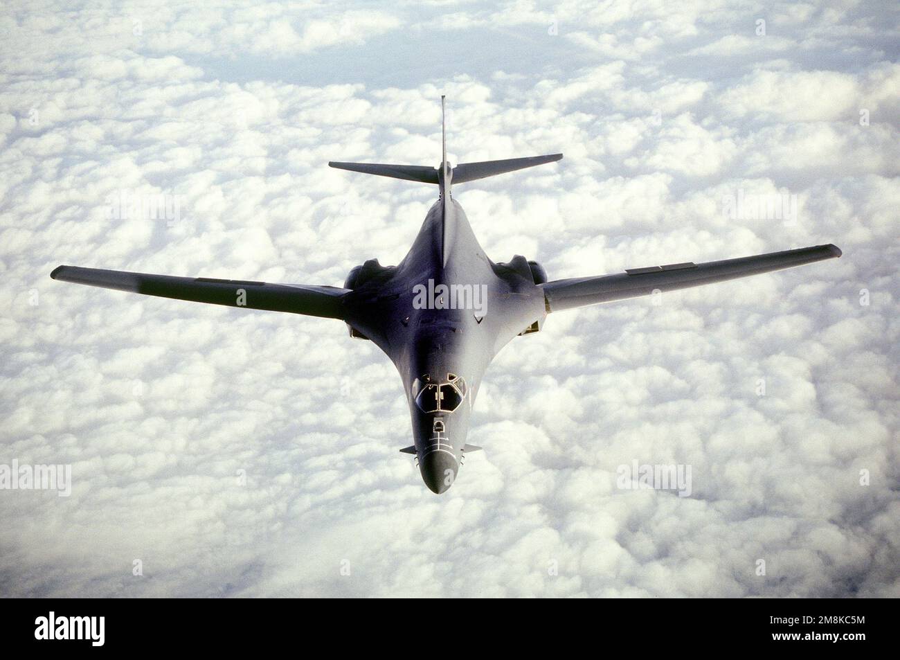 Un bombardier B-1B du 9th Bomb Squadron, 7th Wing, Dyess AFB, Texas, au-dessus des nuages, Au-dessus de la mer de Béring au large de la côte de l'Alaska. Trois bombardiers B-1B ont décollé le 2 juin de Dyess et ont volé sans escale dans le monde entier, à l'exception d'un bombardier qui a fait une course en Europe et récupéré à Lajes, au Portugal. Le B-1s a fait la démonstration des capacités de Global Reach et a également tenté de fixer un record mondial de vitesse pour leur classe de poids. Objet opération/série : CORONET BAT pays : États-Unis d'Amérique (USA) Banque D'Images