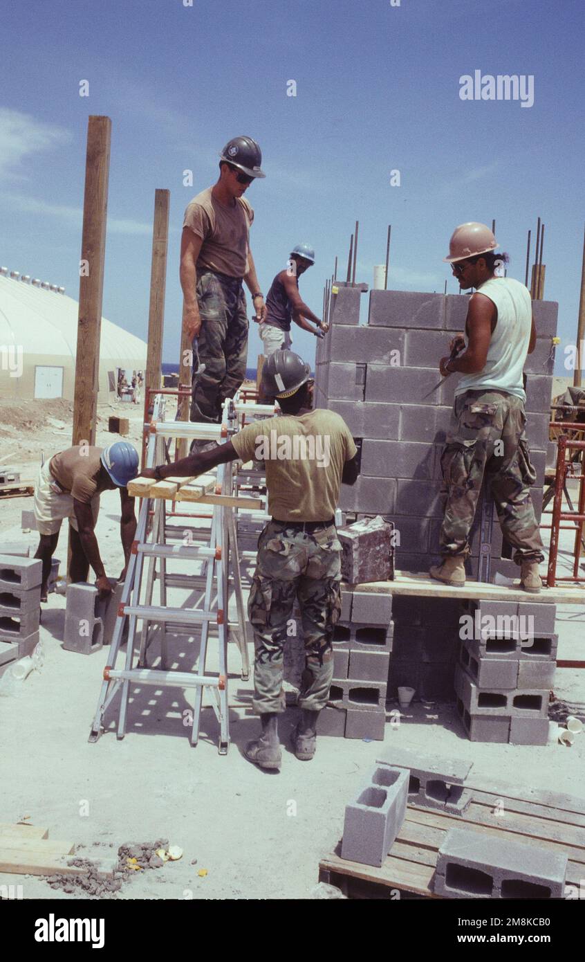 Au cours de l'opération maintien de la démocratie, les SeaBees de la marine américaine et les migrants cubains bénévoles travaillent ensemble pour construire une installation WASH au camp Foxtrot de la base navale américaine de Guantanamo Bay, Cuba. La construction améliorera la qualité de vie des migrants dans le camp. Objet opération/série: DÉFENDRE LA DÉMOCRATIE base: Guantanamo Bay pays: Cuba (CUB) Banque D'Images