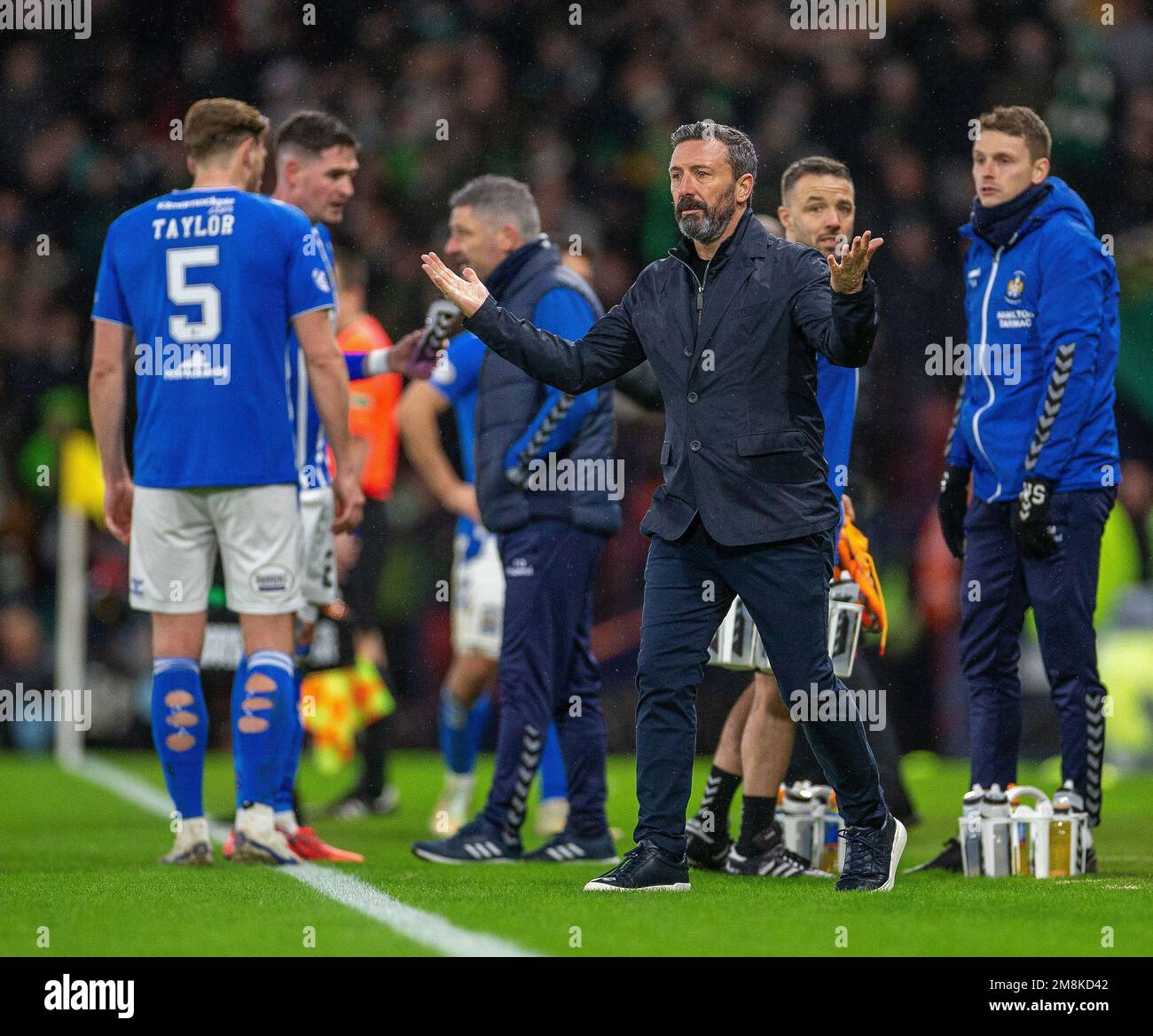 Glasgow, Royaume-Uni. 14th janvier 2023. 14th janvier 2023; Hampden Park, Glasgow, Écosse: Scottish Viaplay Cup demi-finale de football, Celtic versus Kilmarnock; Derek McInnes, responsable de Kilmarnock, vérifie Liam Donnelly de Kilmarnock lorsqu'il tombe blessé crédit: Action plus Sports Images/Alay Live News crédit: Action plus Sports Images/Alay Live News Banque D'Images