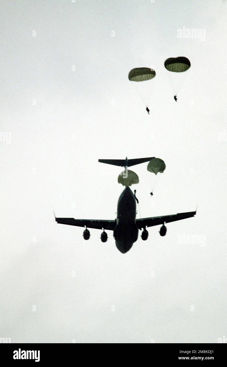 ÉTATS-UNIS Les parachutistes de l'armée du parachute de la division aéroporté de 82nd d'un État-Unis Air Force C-17 Globemaster III lors d'un exercice de chute d'air dans la zone de chute de la Sicile. Cinquante-cinq tonnes de fret lourd et 204 parachutistes ont été déloguées avec succès de six C-17 pour démontrer l'utilité des États-Unis Le plus récent aéroglisseur de la Force aérienne pour répondre aux exigences de chute d'air de la brigade de l'Armée de terre. Base: Fort Bragg État: Caroline du Nord (NC) pays: Etats-Unis d'Amérique (USA) Banque D'Images