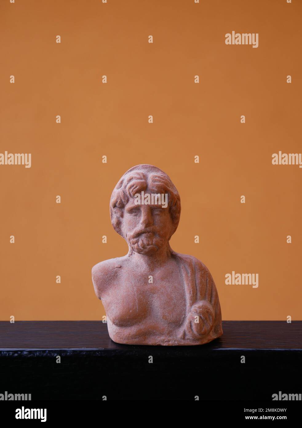Reproduction de l'échelle sur fond orange du buste de Zeus ou Jupiter (mari de Juno ou Hera), divinité suprême Banque D'Images