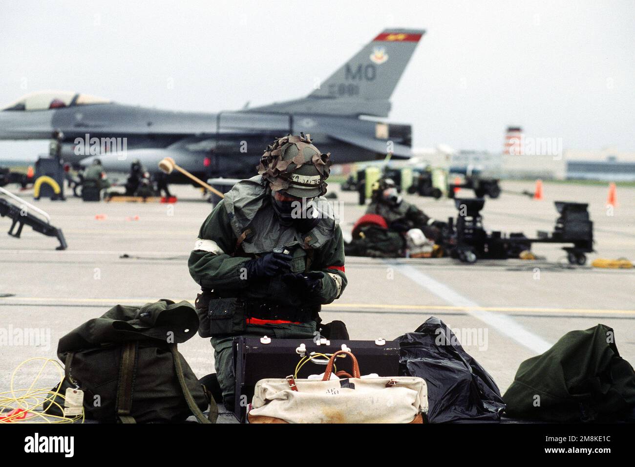 Après que leurs F-16 Falcons ont fait leurs missions à Cold Lake, Canada, les équipes de maintenance de la base aérienne de Mountain Home, Idaho, vérifient leur équipement alors qu'ils attendent le retour de l'avion en « condition Black ». L'aéronef et le personnel appuient l'inspection de préparation opérationnelle (ORI), conçue pour tester la capacité d'une unité à fonctionner dans un environnement de guerre simulé. Les membres de la Force aérienne exercera leur travail dans des scénarios et des conditions de guerre. Date exacte prise de vue inconnue. Objet opération/série: PORTÉE EN SITUATION DE CRISE 95-02NORTHERN PIKE base: Cold Lake State: Alberta (AB) pays: Cana Banque D'Images
