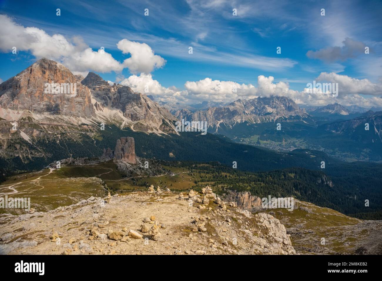 Paysage de montagne d'été vue de Cortina d Ampesso et Cinque Torri, cols alpins, Italie Banque D'Images