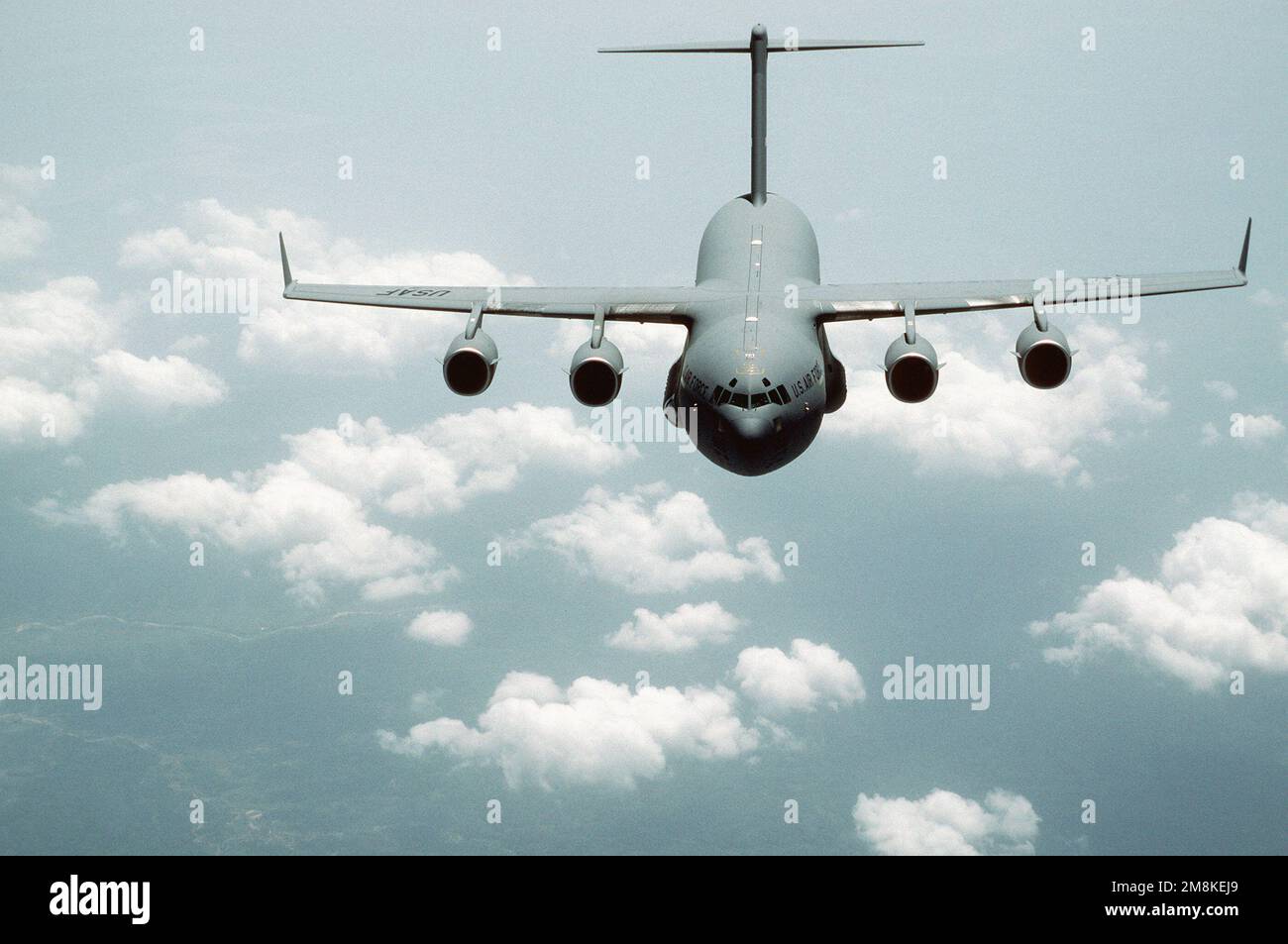 Vue aérienne de face d'un avion C-17 Globemaster III de l'USAF pour la base aérienne de Charleston, en Caroline du Sud. D'après L'article du NUMÉRO d'août 1995 d'AIRMAN Magazine intitulé « Flying the Hump ». Base: Howard Air Force base pays: Panama (PAN) Banque D'Images
