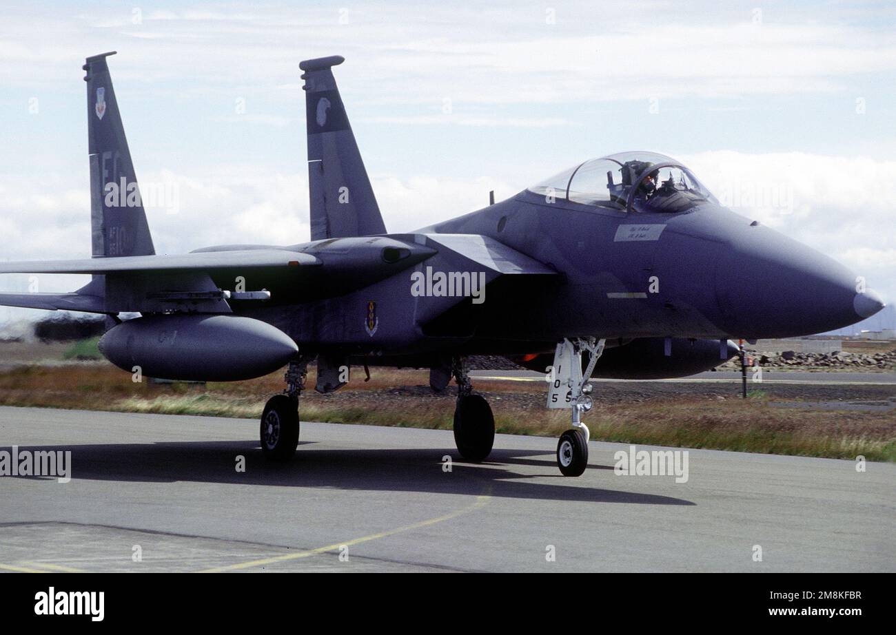 Un aigle F-15 du 58th Fighter Squadron, Eglin AFB, Fla. Taxis pour son espace de stationnement après avoir effectué une mission au-dessus de l'Islande. Les missions sont conçues pour tester la capacité des États-Unis à défendre l'Islande. Les scénarios font tous partie de NORTHERN VIKING '95. Objet opération/série: BASE DE VIKING NORD '95: Station navale aérienne, Keflavik pays: Islande (ISL) Banque D'Images