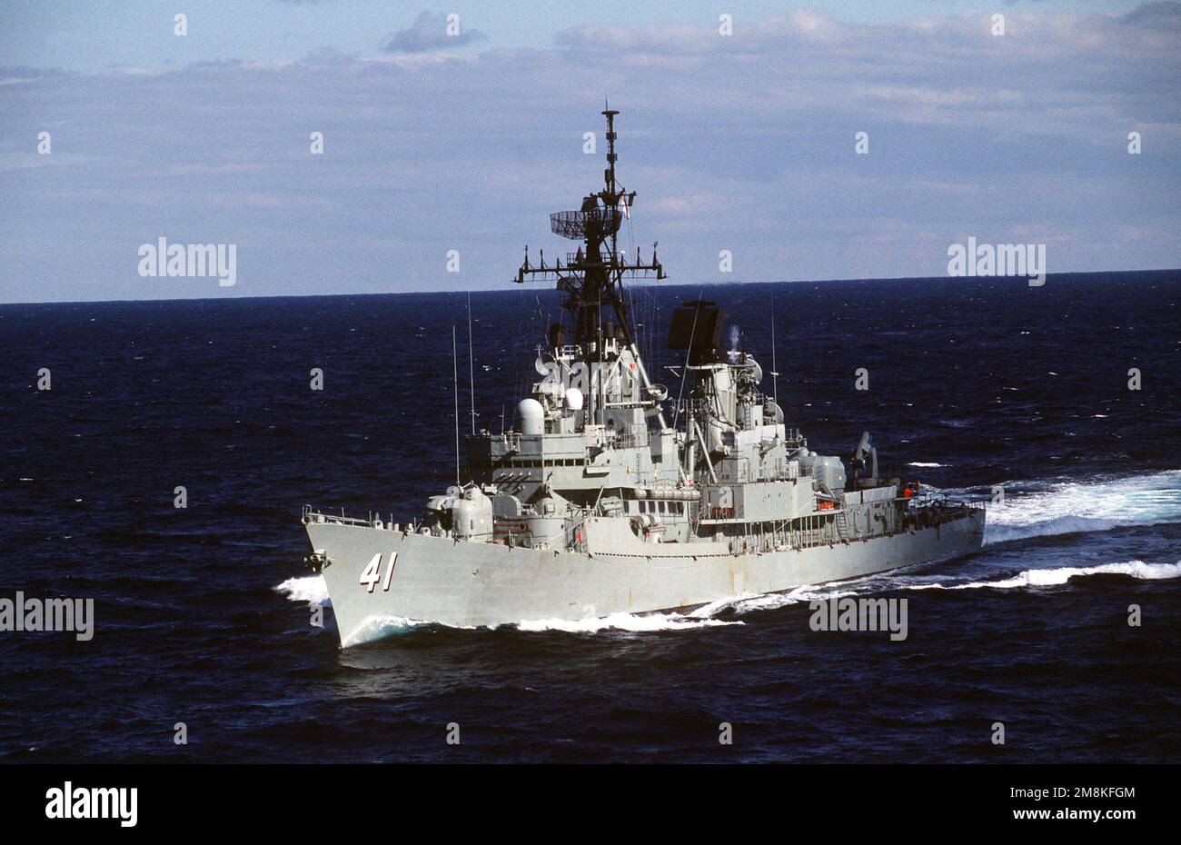 Une vue de l'avant-port du destroyer de missile guidé HMAS Brisbane (D-41) est en cours. Le Brisbane s'étend vers le nord pour Kangaroo 95, le plus grand exercice militaire conjoint d'Australie pendant Iron Fist '95. Objet opération/série: IRON FIST '95 pays: Océan Indien (CIO) Banque D'Images