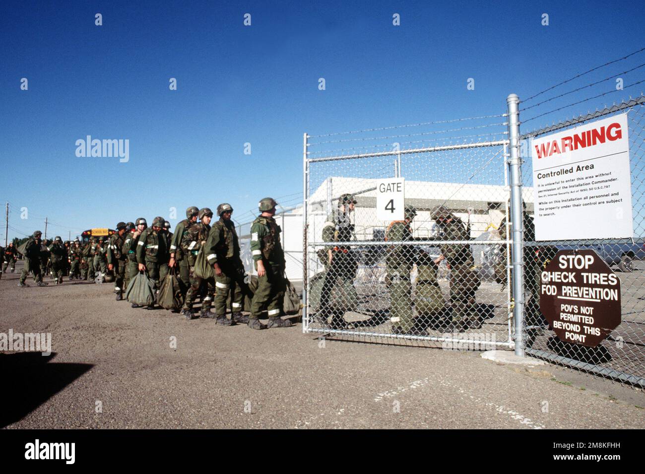 Les participants de crise d'exercice ATTEIGNENT '95 à la base aérienne de Malmstrom, Montana, dans la 'aire de jeu' par des portes gardées. L'exercice d'une inspection de préparation opérationnelle (ORI), qui teste la capacité d'une unité à fonctionner dans un environnement de guerre simulé. Les membres de la Force aérienne exercera leur travail dans des scénarios et des conditions de guerre. Objet opération/série: PORTÉE DE CRISE 95-02NORTHERN PIKE base: Malstrom Air Force base État: Montana (MT) pays: États-Unis d'Amérique (USA) Banque D'Images