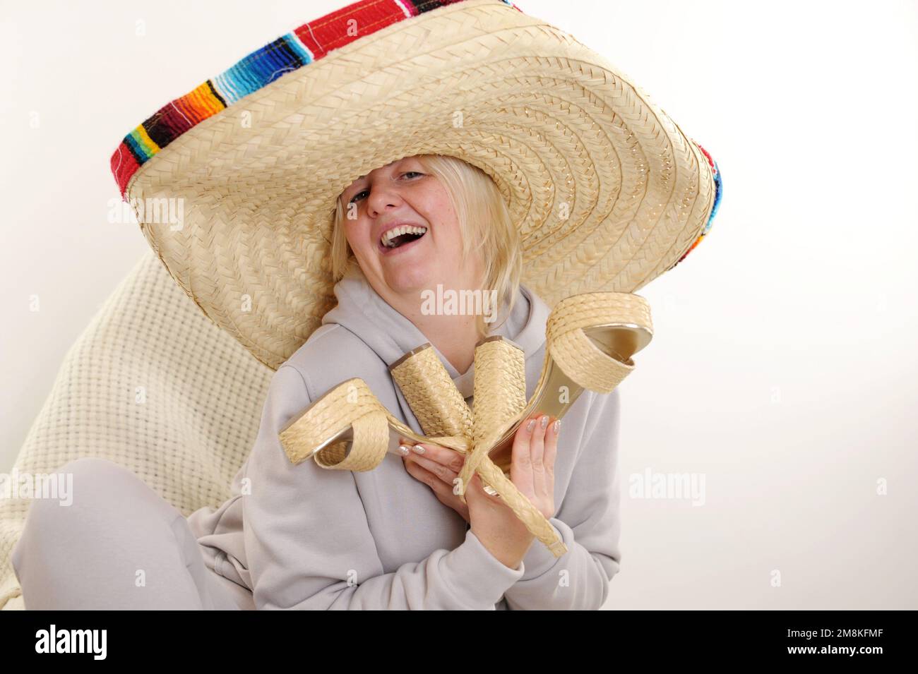 chapeau mexicain danse dansant une femme mexicaine mature dans un sombrero  chapeau sur fond blanc une femme adulte tient de belles chaussures de  paille à talons hauts dans ses mains Photo Stock -