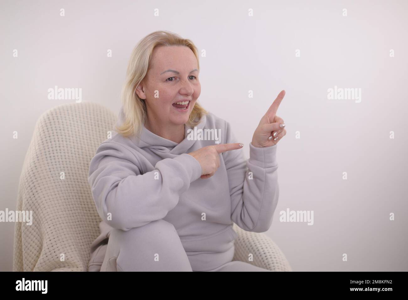 Sincère surprise sourire authentique gros plan sur la bouche ouverte d'une belle femme qui rit. Jeune femme aux dents parfaites souriant Jeune femme aux yeux et M. Banque D'Images