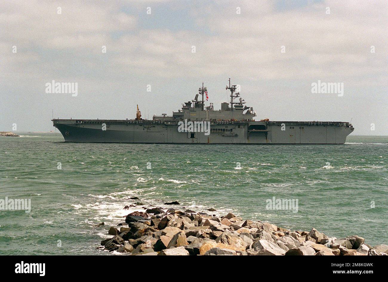 Vue du côté du port du navire d'assaut amphibie USS WASP (LHD-1) traversant le Trimble Shoals à son retour de la mer après le départ de l'ouragan Felix à l'est. Base: Chesapeake Bay État: Virginie (va) pays: États-Unis d'Amérique (USA) Banque D'Images