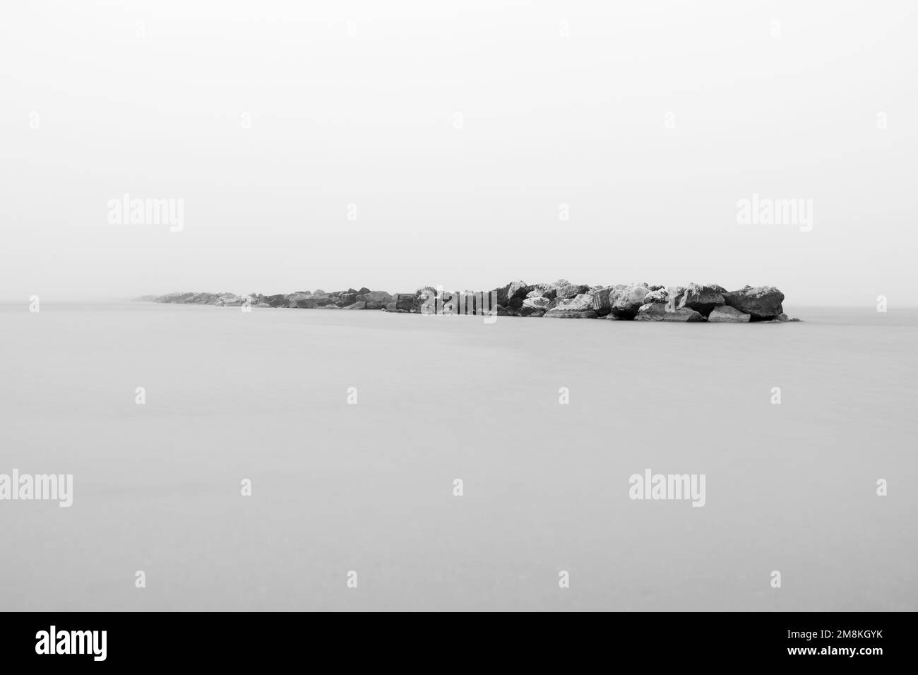 Roches artificielles de mer dans le brouillard Banque D'Images