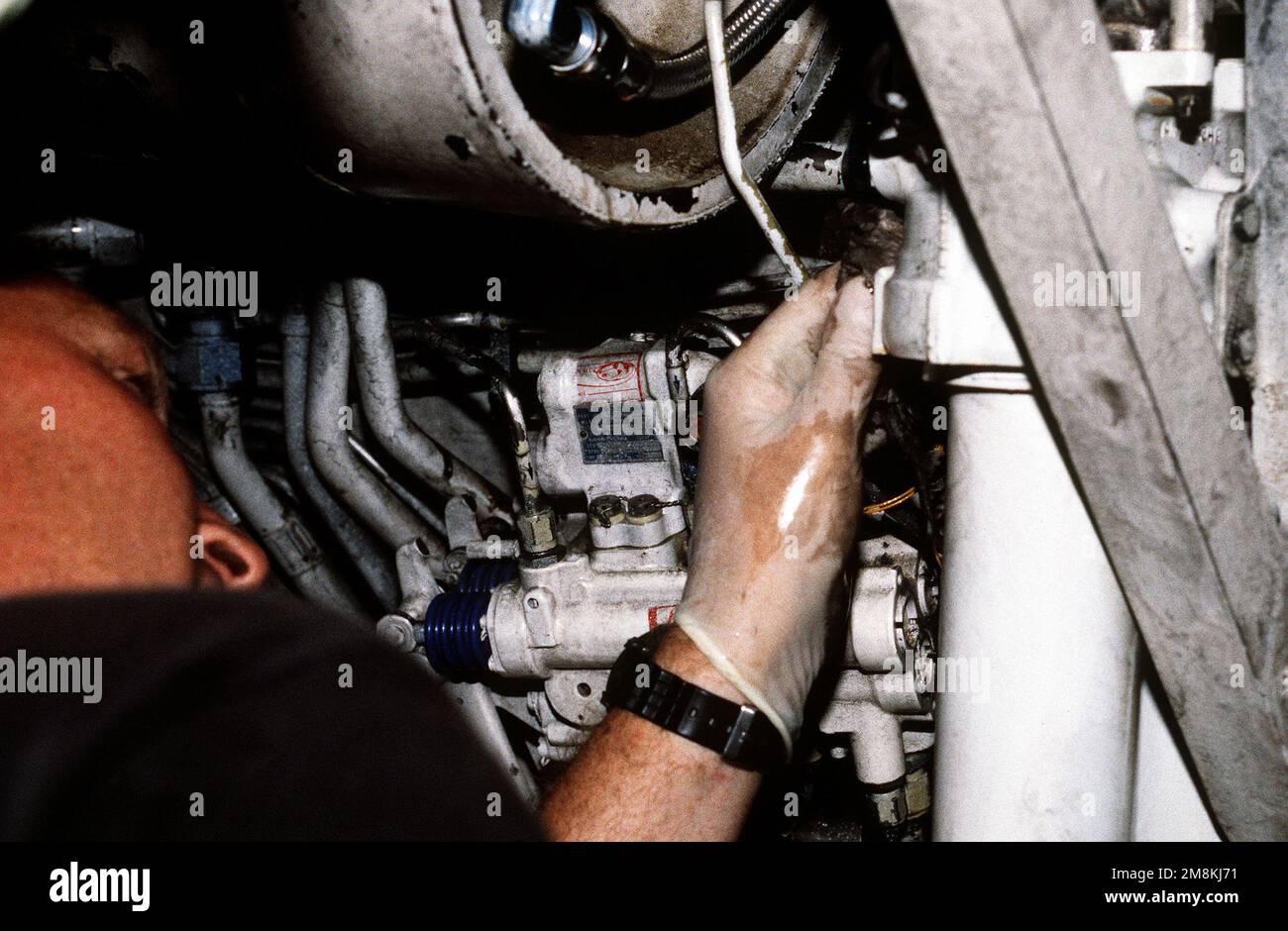 Un technicien de maintenance des aéronefs de la US Air Force de l'escadron de combat électronique 429th travaille sur un aéronef Raven EF-111A en ligne de combat. L'équipage prépare l'avion à une frappe aérienne de l'OTAN contre les Serbes de Bosnie. Le 429th est déployé à partir de la 27th Fighter Wing, base aérienne de Cannon, NOUVEAU-MEXIQUE. Objet opération/série: BASE DE FORCE DÉLIBÉRÉE: Base aérienne d'Aviano État: Pordenone pays: Italie (ITA) Banque D'Images