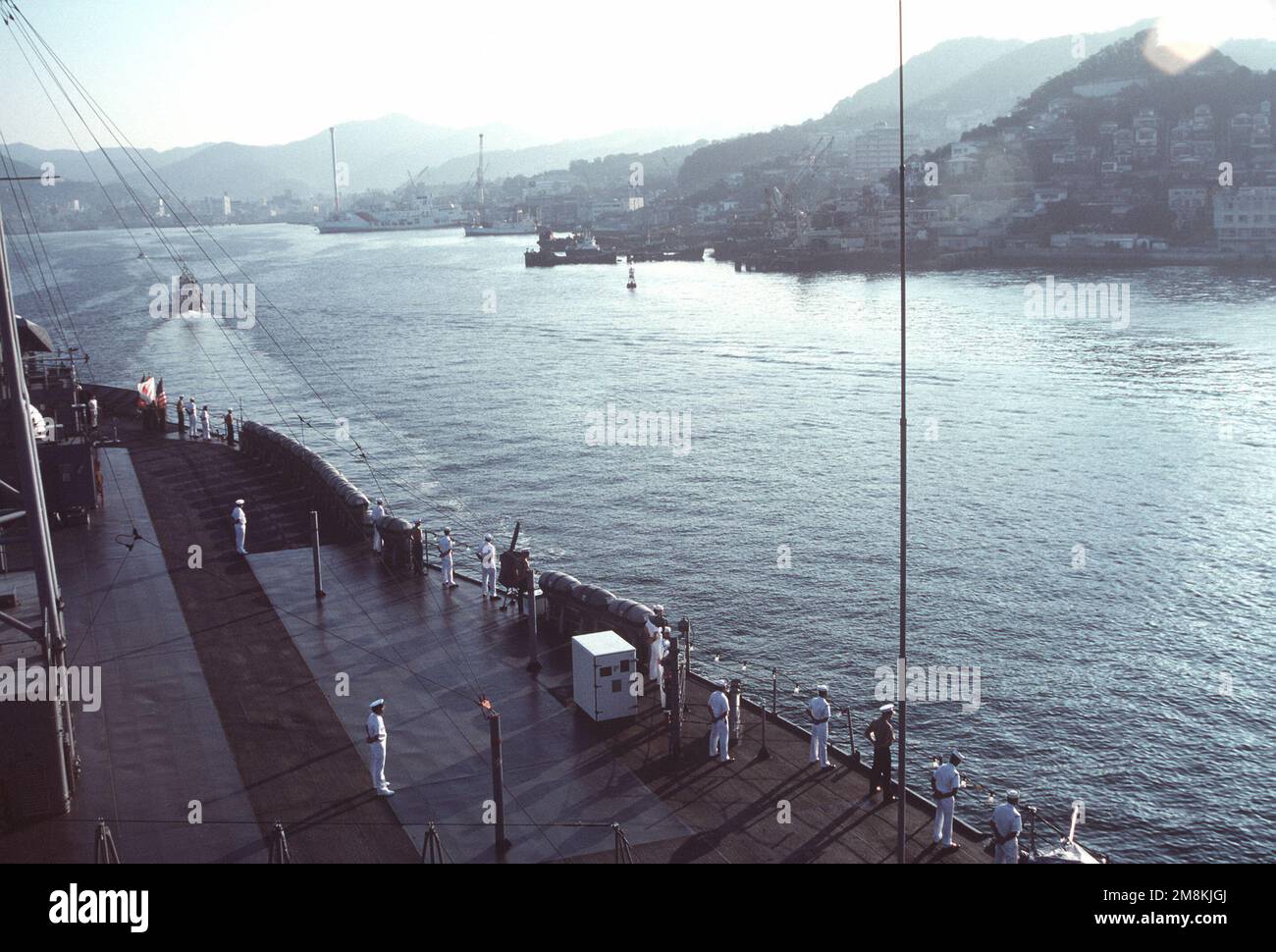 Vue sur l'arc à tribord du navire de commandement amphibie USS BLUE RIDGE (LCC-19) lorsque le navire arrive pour une visite du port. Base : Port de Nagasaki pays : Japon (JPN) Banque D'Images