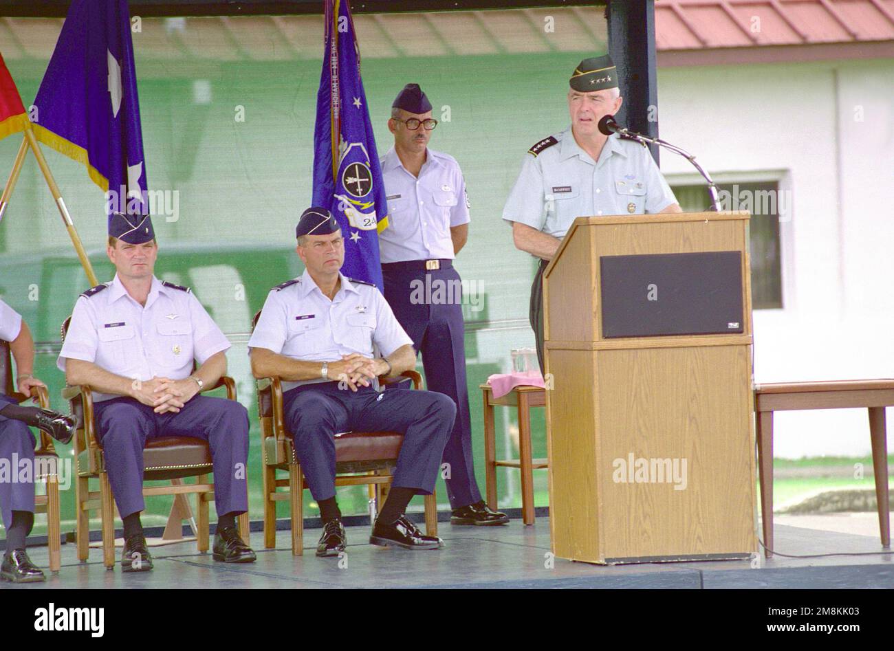 Le général Barry R. McCaffrey, commandant en CHEF du Commandement Sud des États-Unis, s'adresse à l'auditoire pendant le changement de commandement de la 24th e Escadre à la base aérienne Howard, au Panama. Sont également illustrés Brig. GÉN. Richard E. Brown, III, commandant sortant (assis à droite), Brig. GÉN. Randall M. Schmidt, commandant entrant (assis à gauche), et LE SERGENT-CHEF CHUCK E. Shaffer, conseiller PRINCIPAL de la 24th e Escadre. Base: Howard Air Force base pays: Panama (PAN) Banque D'Images