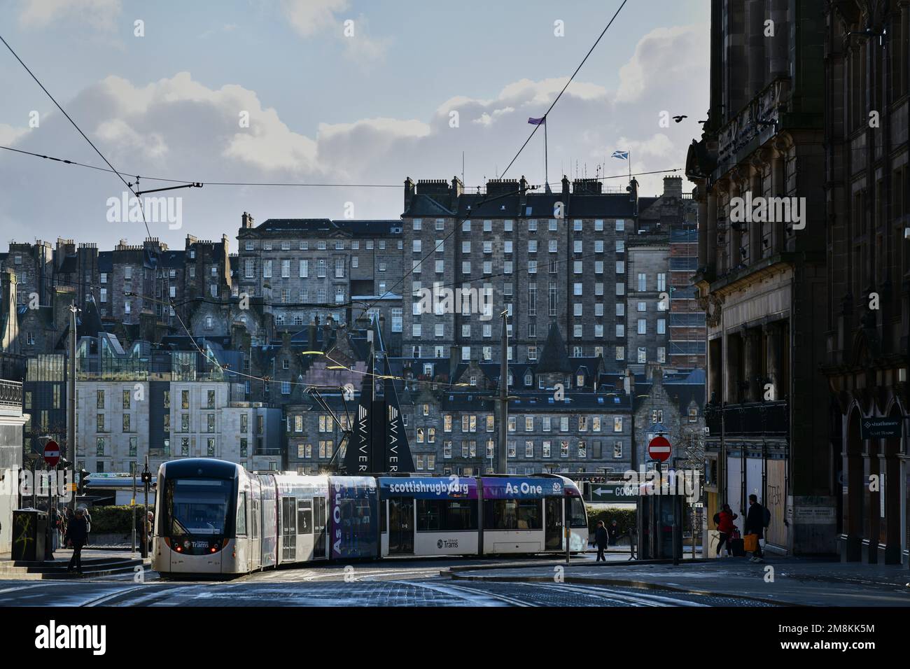 Edinburgh, Écosse, Royaume-Uni, 14 janvier 2023. Tramway d'Édimbourg avec la toile de fond de la vieille ville. credit sst/alamy nouvelles en direct Banque D'Images