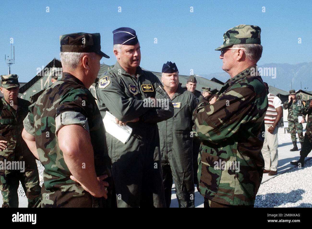 LE GÉNÉRAL John Shilikashvili, président des chefs d'ÉTAT-MAJOR interarmées, le Lgén Michael E. Ryan, commandant des Forces aériennes alliées en Europe du Sud et de la Force aérienne de 16th, et le col George E. Monarch III, liaison maritime des États-Unis, discutent des conditions de vie du personnel de la base aérienne. LE GÉN Shalikashvili se rend à la base aérienne pour recevoir des séances d'information sur les opérations et rencontrer le personnel impliqué dans l'opération Deny Flight. Objet opération/série: BASE DE VOL DE DENY: Base aérienne d'Aviano État: Pordenone pays: Italie (ITA) Banque D'Images
