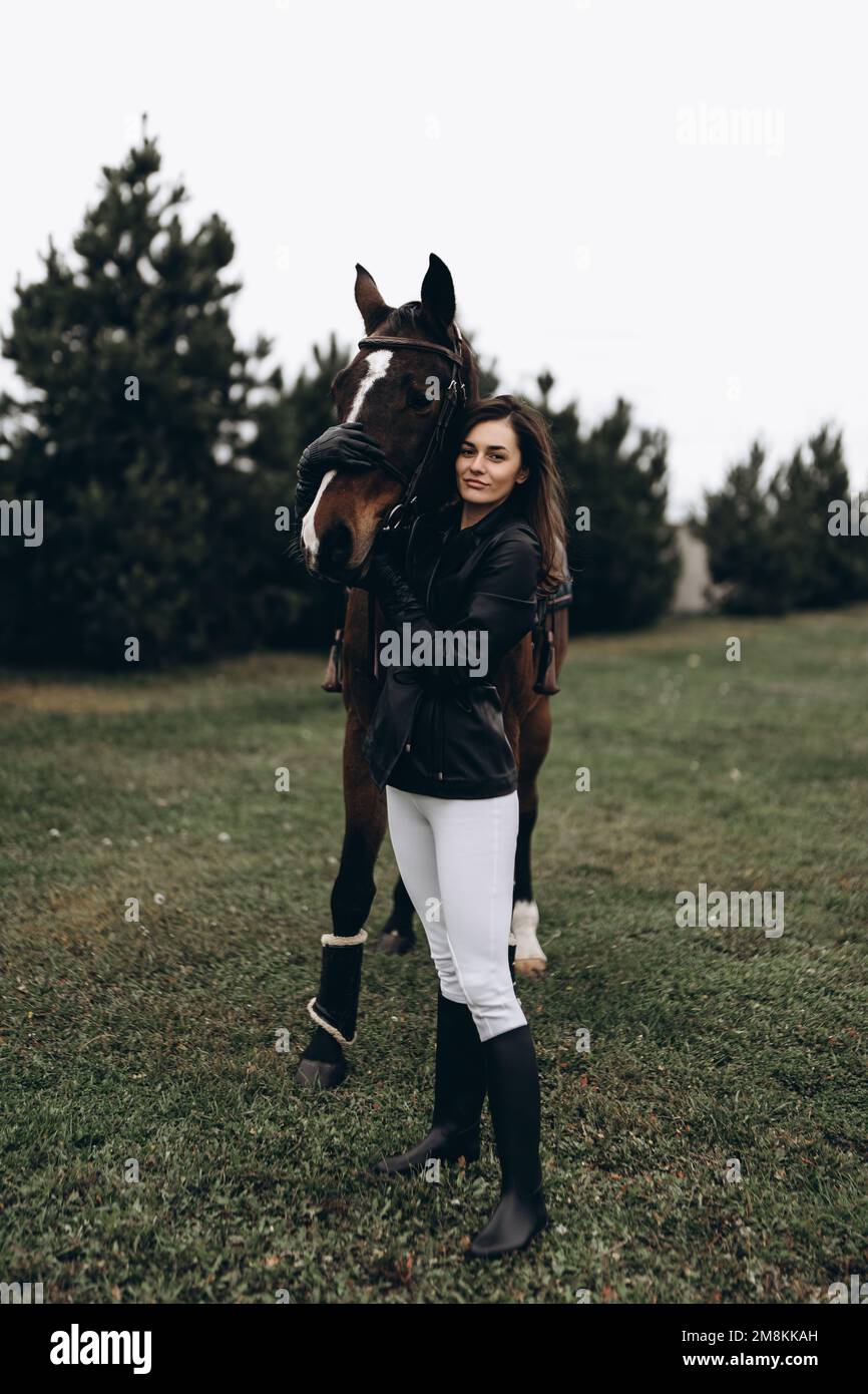 Équitation. Une jeune femme avec un cheval. Banque D'Images