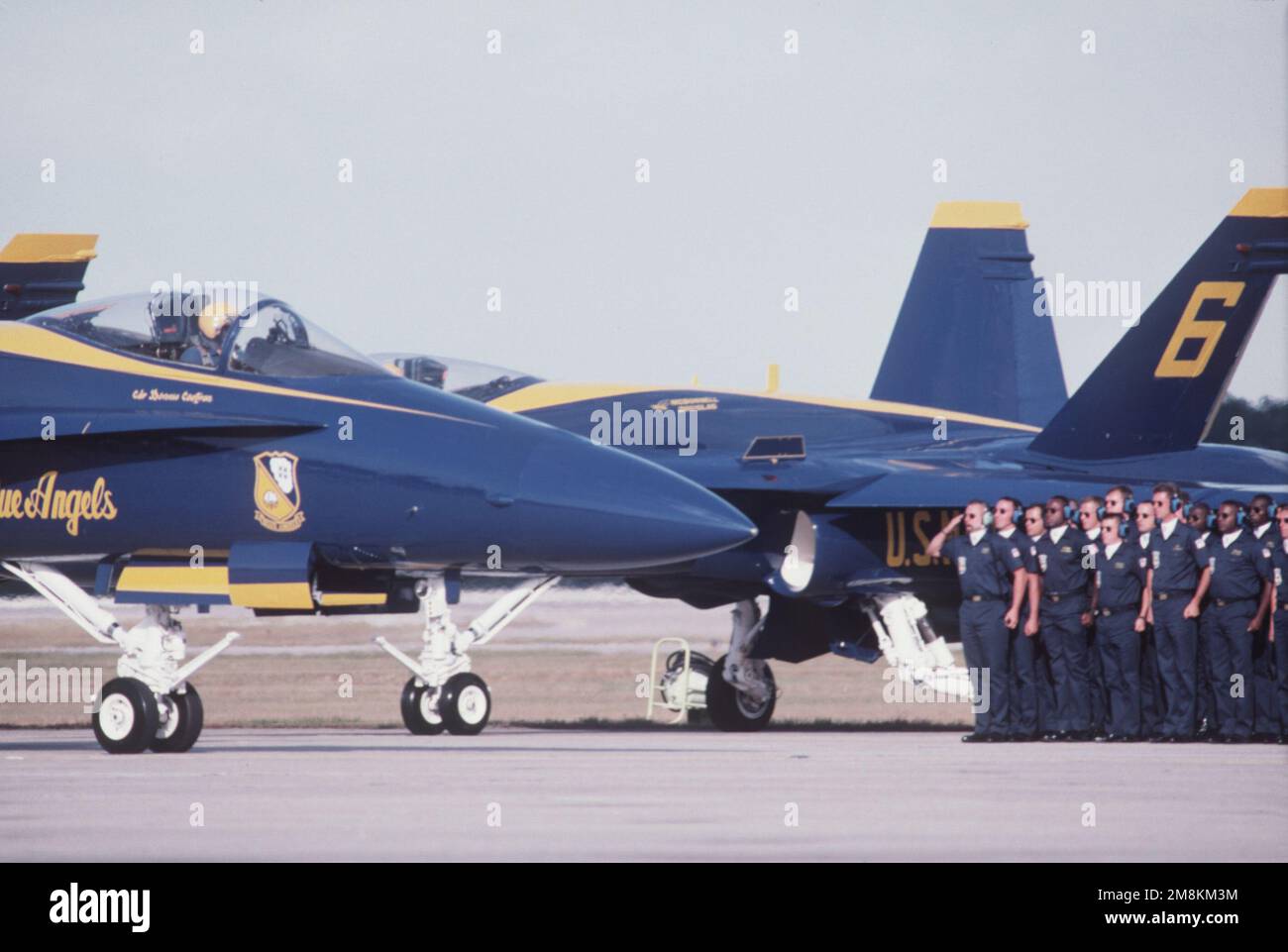 Les équipes de démonstration de vol des Blue Angels de la Marine saluent le chef de l'équipage de sol comme le principal taxi d'avion F/A-18 Hornet pour le salon de l'aéronautique. L'avion est piloté par le CMDR. Donnie Cochrin. Base: Naval Air Station, Cecil Field État: Floride (FL) pays: Etats-Unis d'Amérique (USA) Banque D'Images