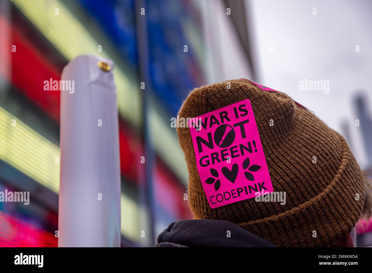 New York, États-Unis. 14th janvier 2023. New York, New York - JANVIER 14 : un manifestant anti-guerre portant un autocollant « la guerre n'est pas verte » sur son chapeau écoute les propos de protestation contre l'expansion de l'Organisation du Traité de l'Atlantique Nord (OTAN) en Ukraine à Times Square sur 14 janvier 2023 à New York. Les participants ont appelé l'OTAN, une alliance de sécurité de 30 pays, à négocier une résolution pacifique après que le président russe Vladimir Poutine ait lancé une invasion à grande échelle de l'Ukraine il y a près de 11 mois. (Photo de Michael Nidro/Sipa USA) crédit: SIPA USA/Alay Live News Banque D'Images