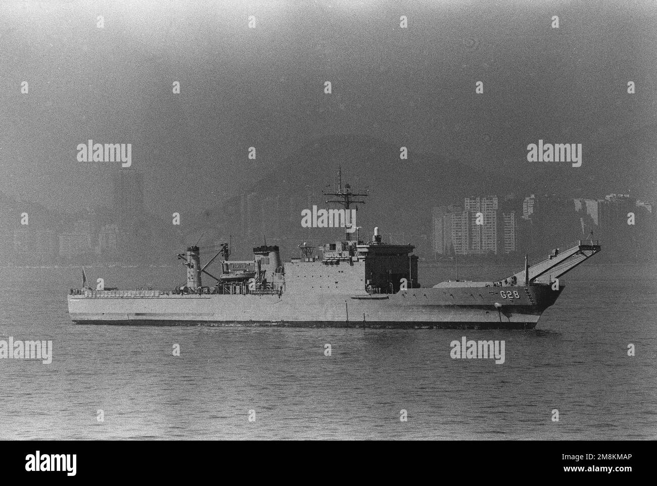 Vue à tribord du navire-citerne de classe Newport de la marine brésilienne Mattosa Maia (G-28) entrant dans le port pendant l'exercice. Sujet opération/série: Unitas XXXVI base: Rio de Janeiro pays: Brésil (BRA) Banque D'Images