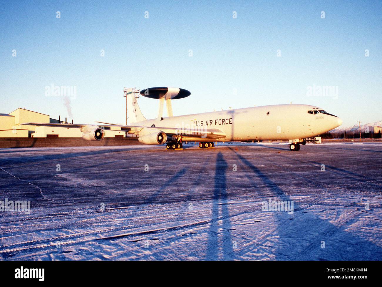 Vue de trois quarts/avant d'un avion E-3 AWACS affecté au contrôle aérien 962nd, Elmendorf AFB, Alaska, stationné sur la ligne de vol Elmendorf AFB. Base: Elmendorf Air Force base État: Alaska (AK) pays: Etats-Unis d'Amérique (USA) Banque D'Images