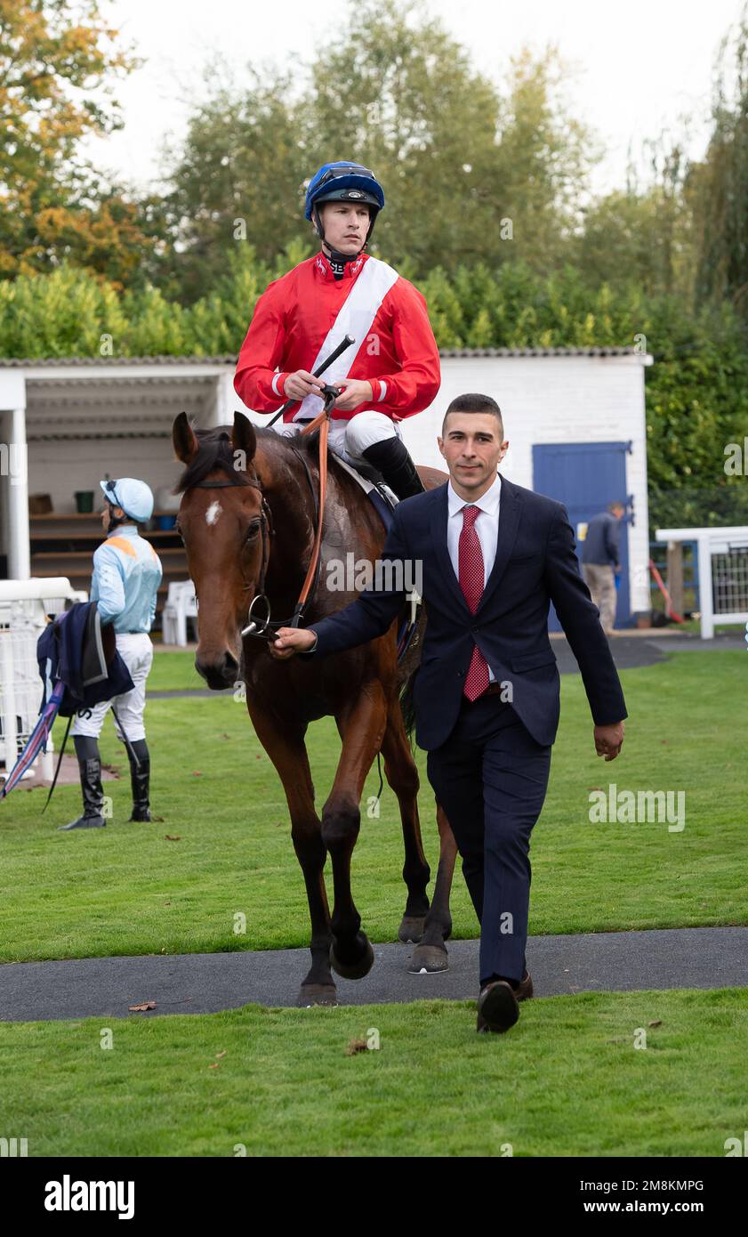 Windsor, Berkshire, Royaume-Uni. 3rd octobre 2022. Le cheval Kirilenko, monté par le jockey Richard Kingscote, remporte le jeu de handicap (classe 4) de Sky Sports Racing HD Virigin 535 à l'hippodrome de Windsor. Propriétaire P Deer. Eve Johnson Houghton, entraîneur, Blewbury. Crédit : Maureen McLean/Alay Banque D'Images