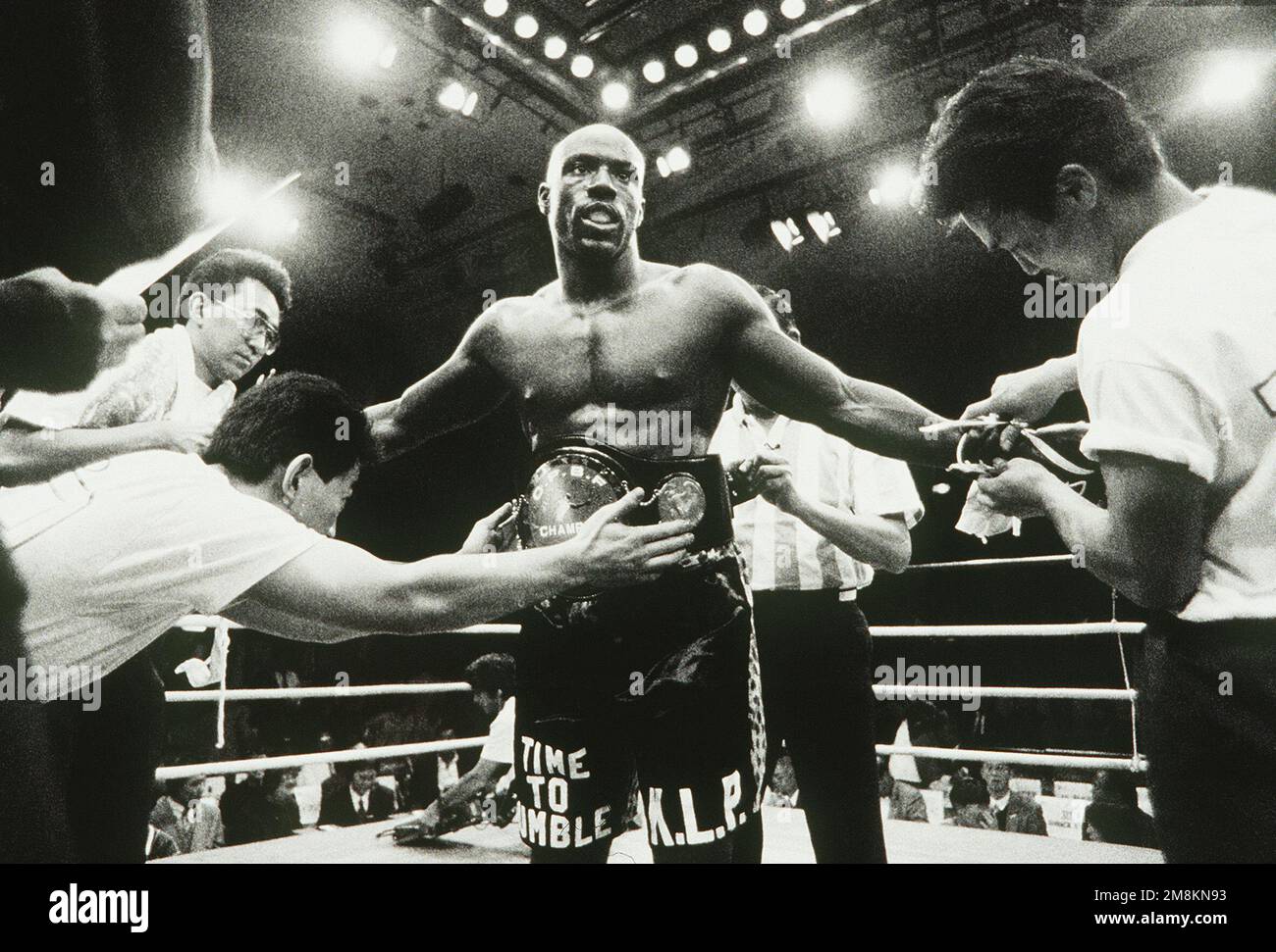 Photographe militaire de l'année gagnant 1996 titre: Centre d'attention Catégorie: Sports place: Troisième place brève Description: Un boxeur obtient les deux gants et sa ceinture ajustée. (Noir et blanc ) Date de prise de vue exacte inconnue. Pays : inconnu Banque D'Images