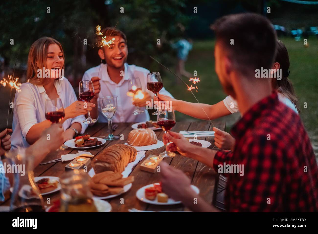 Groupe d'amis heureux célébrant les vacances de vacances en utilisant ...