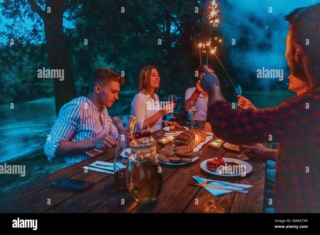 Groupe d'amis heureux célébrant les vacances de vacances en utilisant ...
