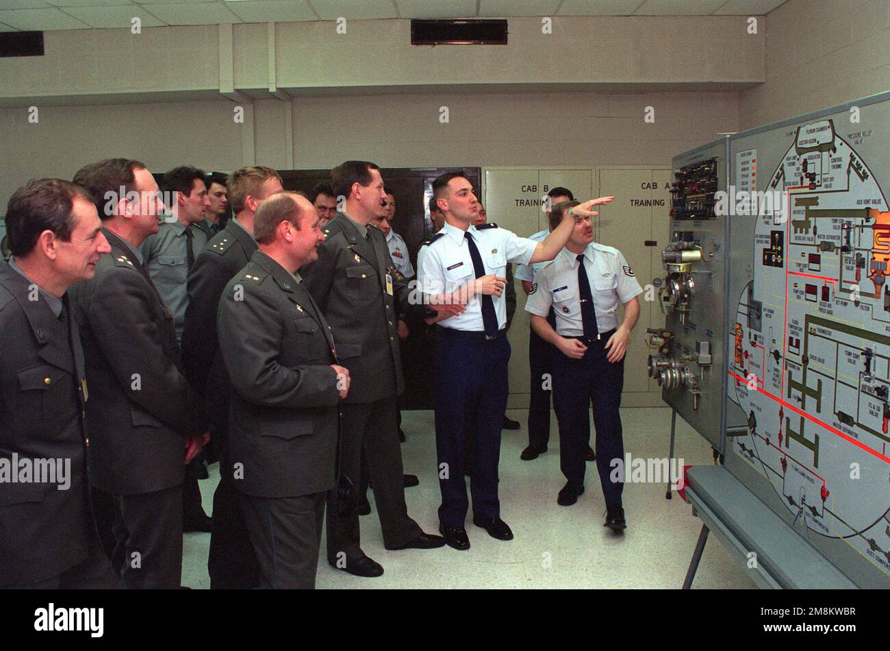 1ST LT. George Moraczewski, interprète de l'USAF, explique la fonction du système de freinage hydraulique du détachement de formation C-130 aux officiers de la Force aérienne ukrainienne. Base: Little Rock Air Force base État: Arkansas (AR) pays: États-Unis d'Amérique (USA) Banque D'Images