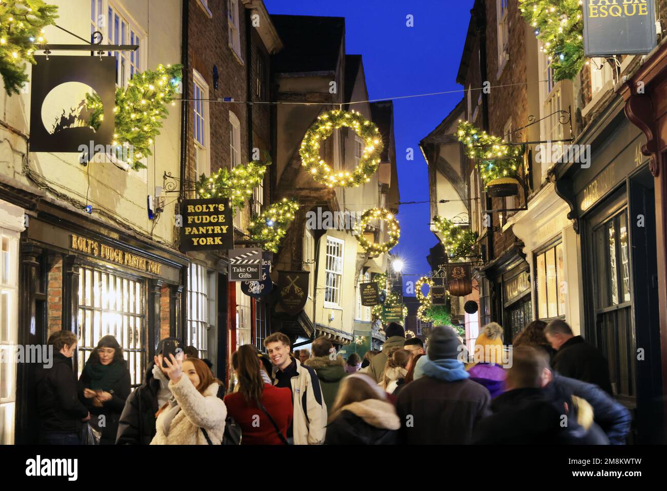 Les ruines de la rue médiévale à l'heure de Noël, à York, Yorkshire, Royaume-Uni Banque D'Images