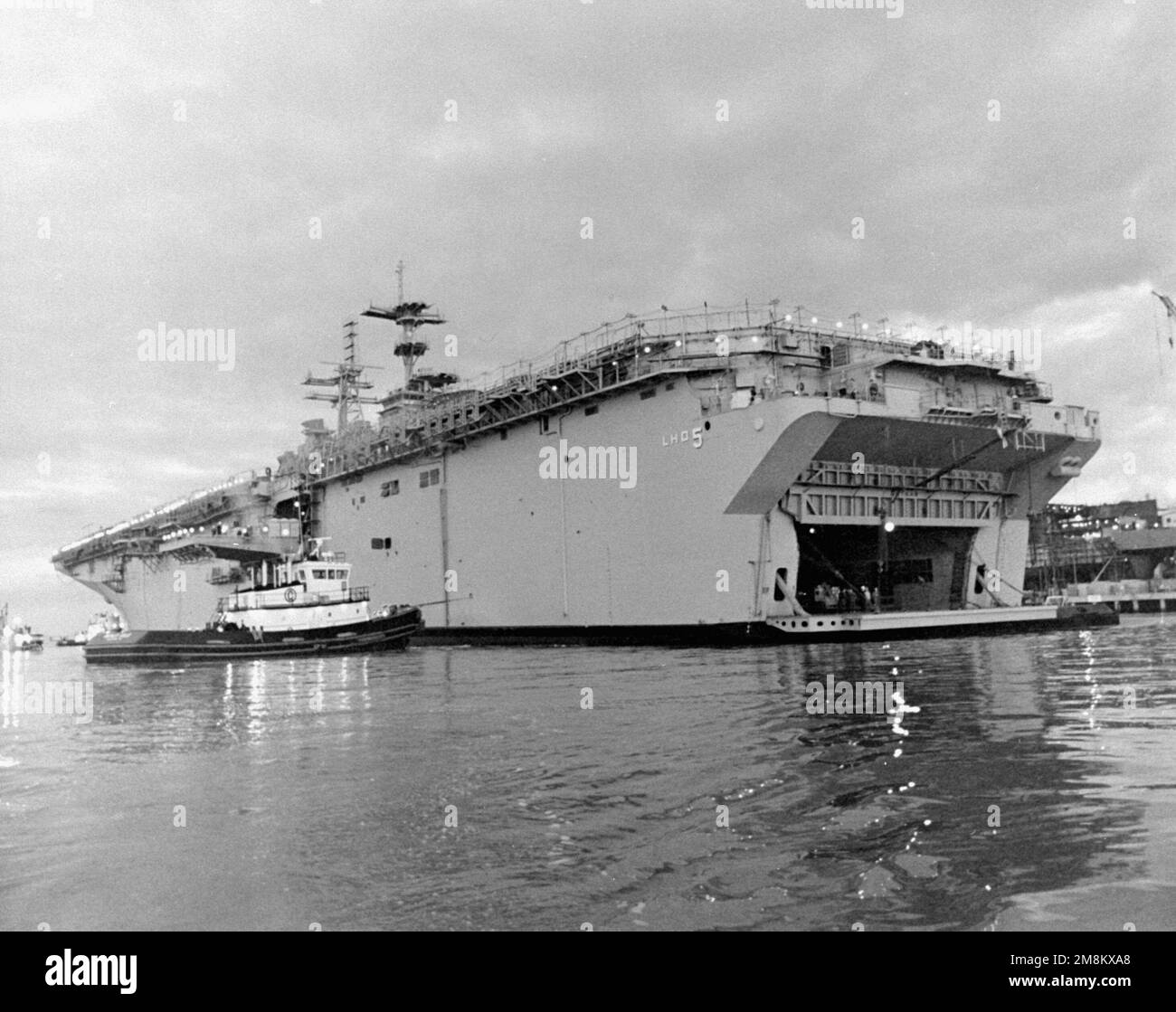 Vue de la partie basse du port du navire d'assaut amphibie Bataan (LHD-5) manoeuvré dans l'embarcadère après le décollage à Ingalls Shipbuilding, Inc Base: Pascagoula État: Mississippi (MS) pays: Etats-Unis d'Amérique (USA) Banque D'Images