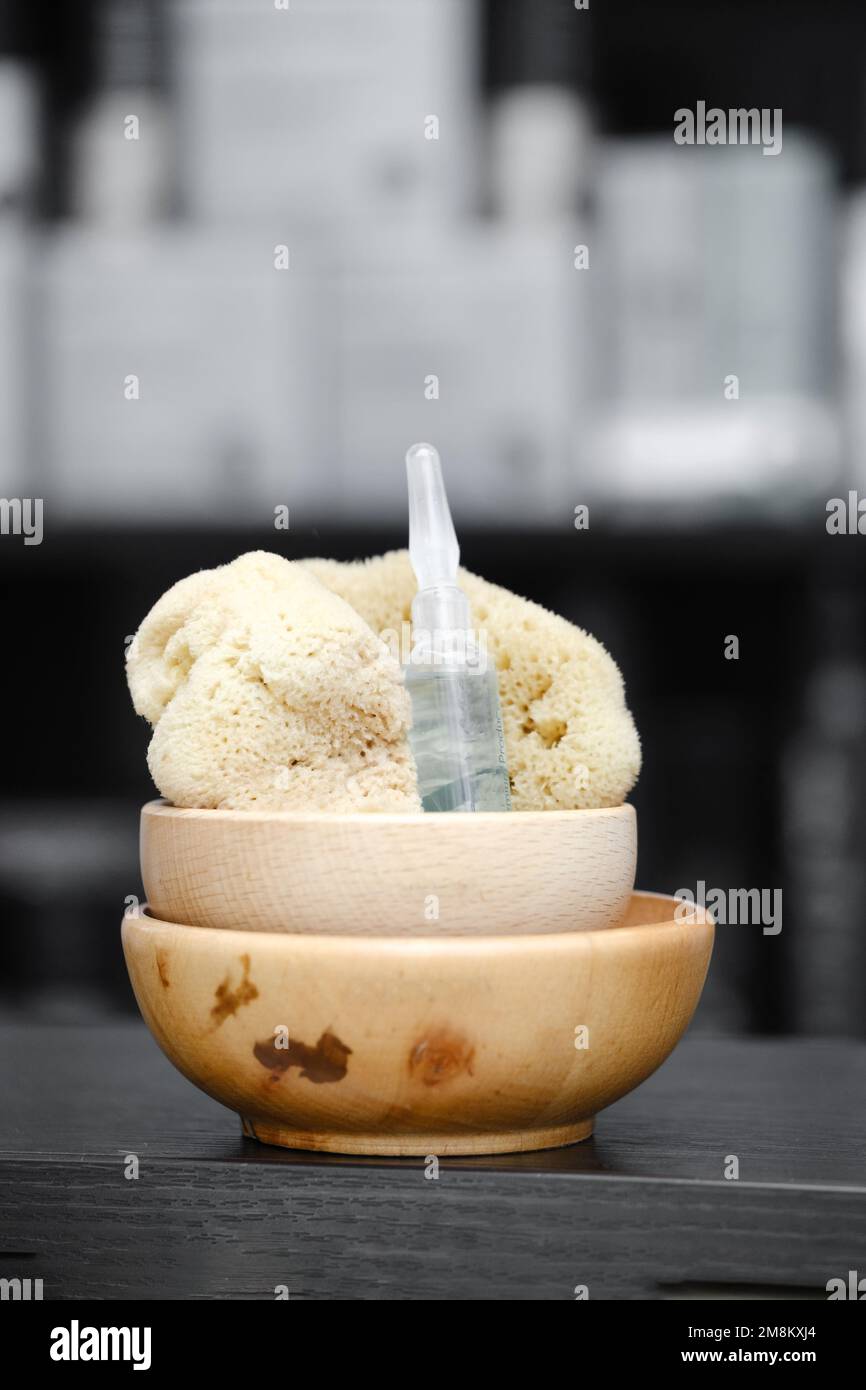 Sérum en salon dans un bol. Ampoule avec sérum dans spa prête pour le traitement de la peau ou de la sculpture Banque D'Images