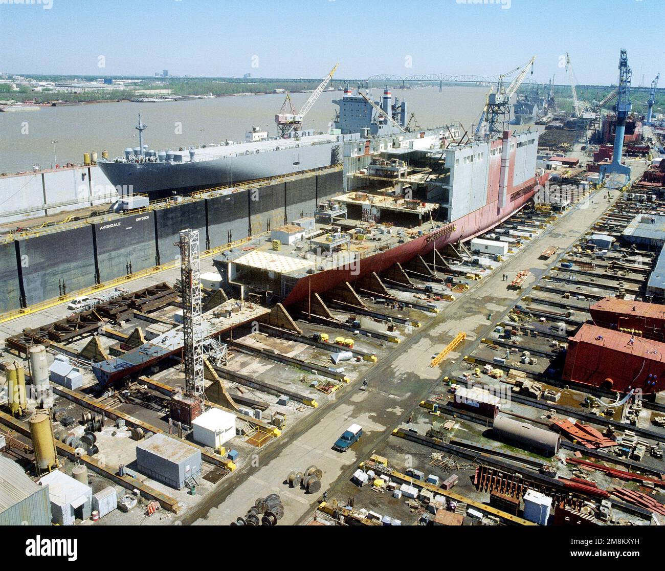 Vue de port du navire de transport lourd stratégique USNS BOB HOPE (T-AKR 300) du Commandement du transport maritime militaire (SMC) en construction au chantier naval d'Avondale. Le navire est à 40 pour cent terminé. Base: Avondale État: Louisiane (LA) pays: États-Unis d'Amérique (USA) Banque D'Images