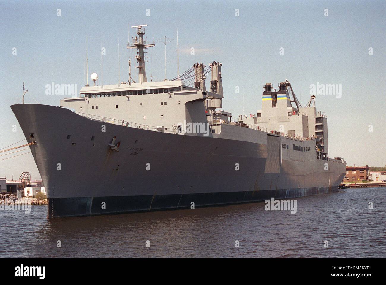 Vue du port du navire de transport de véhicule du Commandement du transport maritime militaire (MSC) USNS ALTAIR (T-AKR-291) arrimée en position d'attente à l'embarcadère 7 de Norfolk & Western Railroad. Base: Elizabeth River, Norfolk État: Virginie (va) pays: États-Unis d'Amérique (USA) Banque D'Images