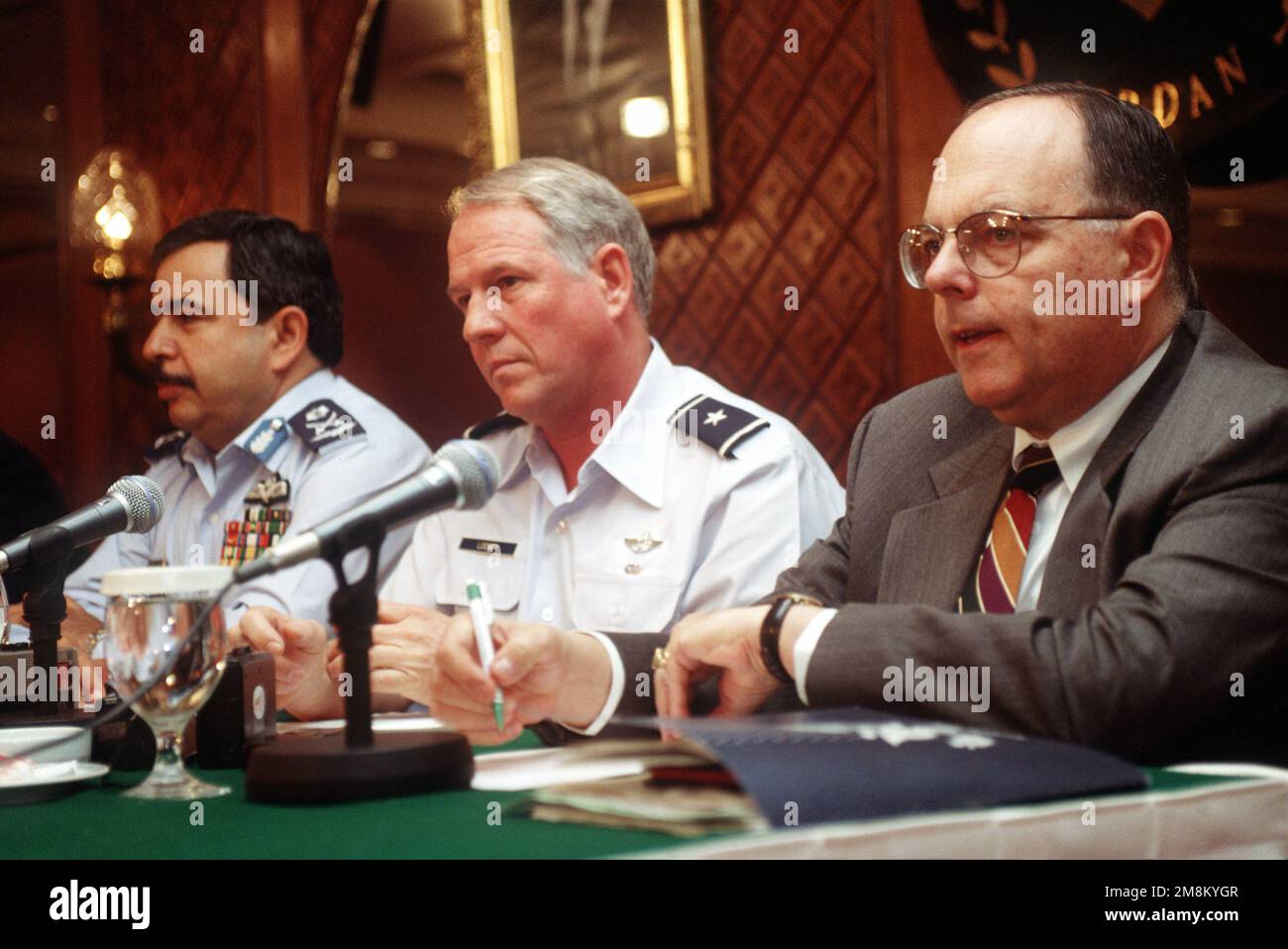 LE BGÉN William R. Looney III (au centre), COMMANDANT DE L'escadre DU 1st Fighter, base aérienne de Langley, en Virginie, répond à des questions sur le corps expéditionnaire de la Force aérienne, le concept de mobilité rapide de la Force aérienne. Le MGÉN Mohammad Ababneh (à gauche) et M. Bob Beecroft (à droite), chargé d'affaires à l'ambassade des États-Unis à Amman, sont assis avec LE BGÉN Looney. Base: Amman pays: Jordanie (JOR) Banque D'Images