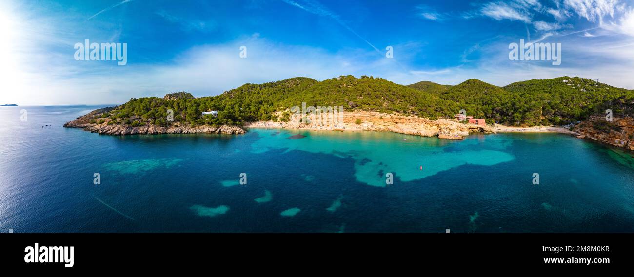 Vue aérienne de Cala Saladeta, îles d'Ibiza, Espagne Banque D'Images