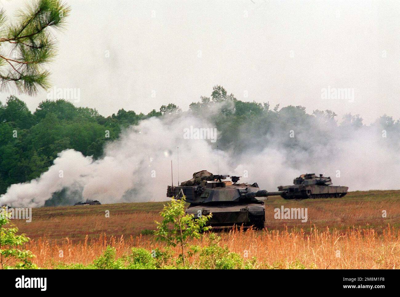 Les chars principaux de combat de l'agresseur M1A1 ont frappé le site où LE 1st Bataillon, 8th Marine Regiment, 2D Marine Division sont assis en position de défense. Objet opération/série : exercice conjoint combiné d'entraînement sur le terrain (CJTFEX) 96 base : base du corps marin, Camp Lejeune État : Caroline du Nord (NC) pays : États-Unis d'Amérique (USA) Banque D'Images