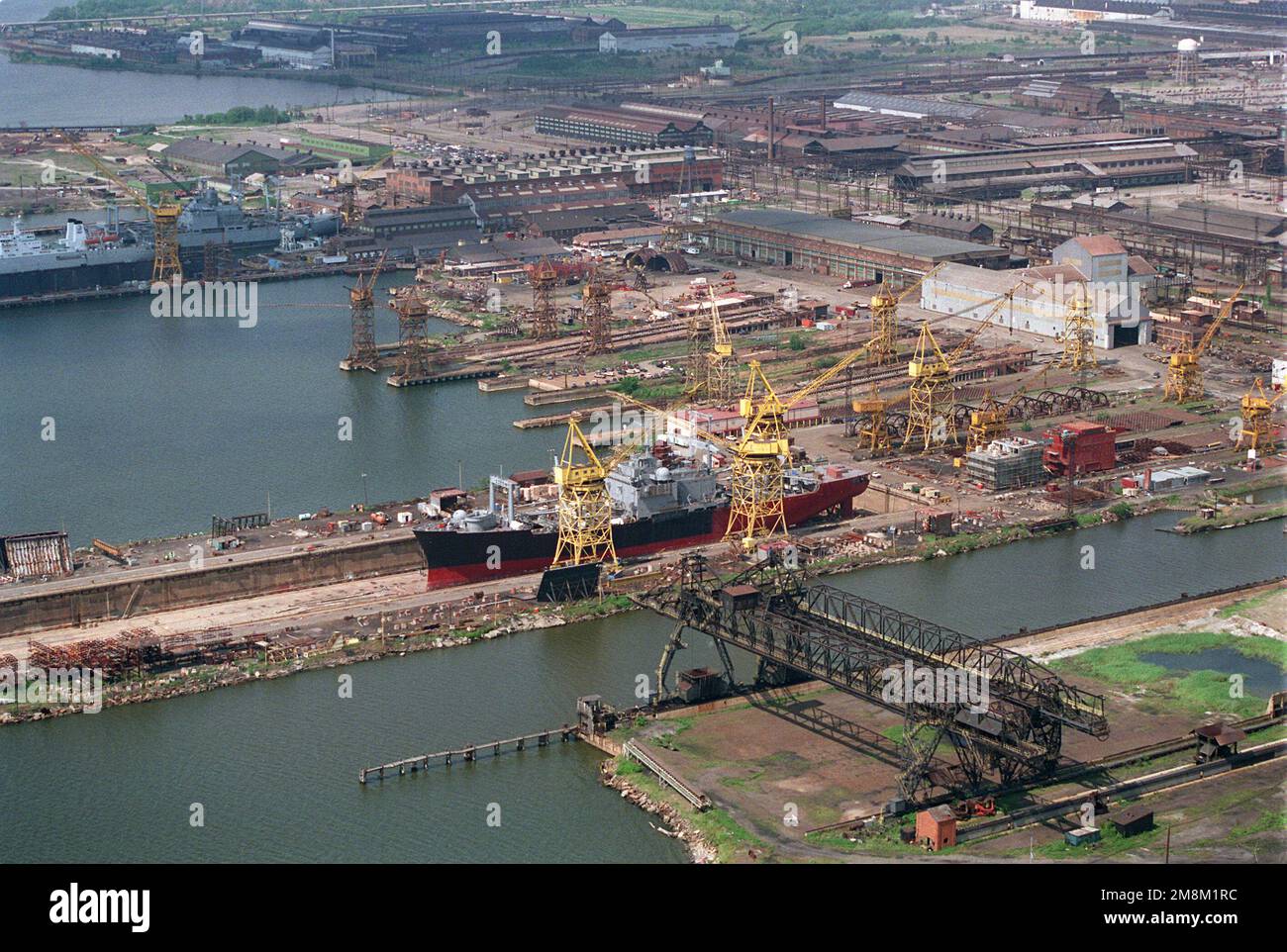 Arc aérien du port v vue de l'ancien navire de cargaison amphibie USS EL PASO (LKA-117) en cours de conversion au poste de commandement militaire de Seallift (MSC) au chantier naval de Bethlehem Steel Corporation. Base: Sparrows point État: Maryland (MD) pays: Etats-Unis d'Amérique (USA) Banque D'Images