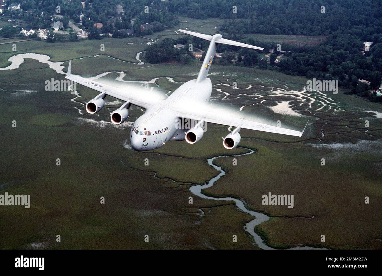 Vue aérienne d'un C-17 Globemaster III, 17th escadron de transport aérien, 433rd Escadre aérienne, volant au-dessus de la côte de Caroline du Sud. Base: Charleston Air Force base État: Caroline du Sud (SC) pays: Etats-Unis d'Amérique (USA) Banque D'Images