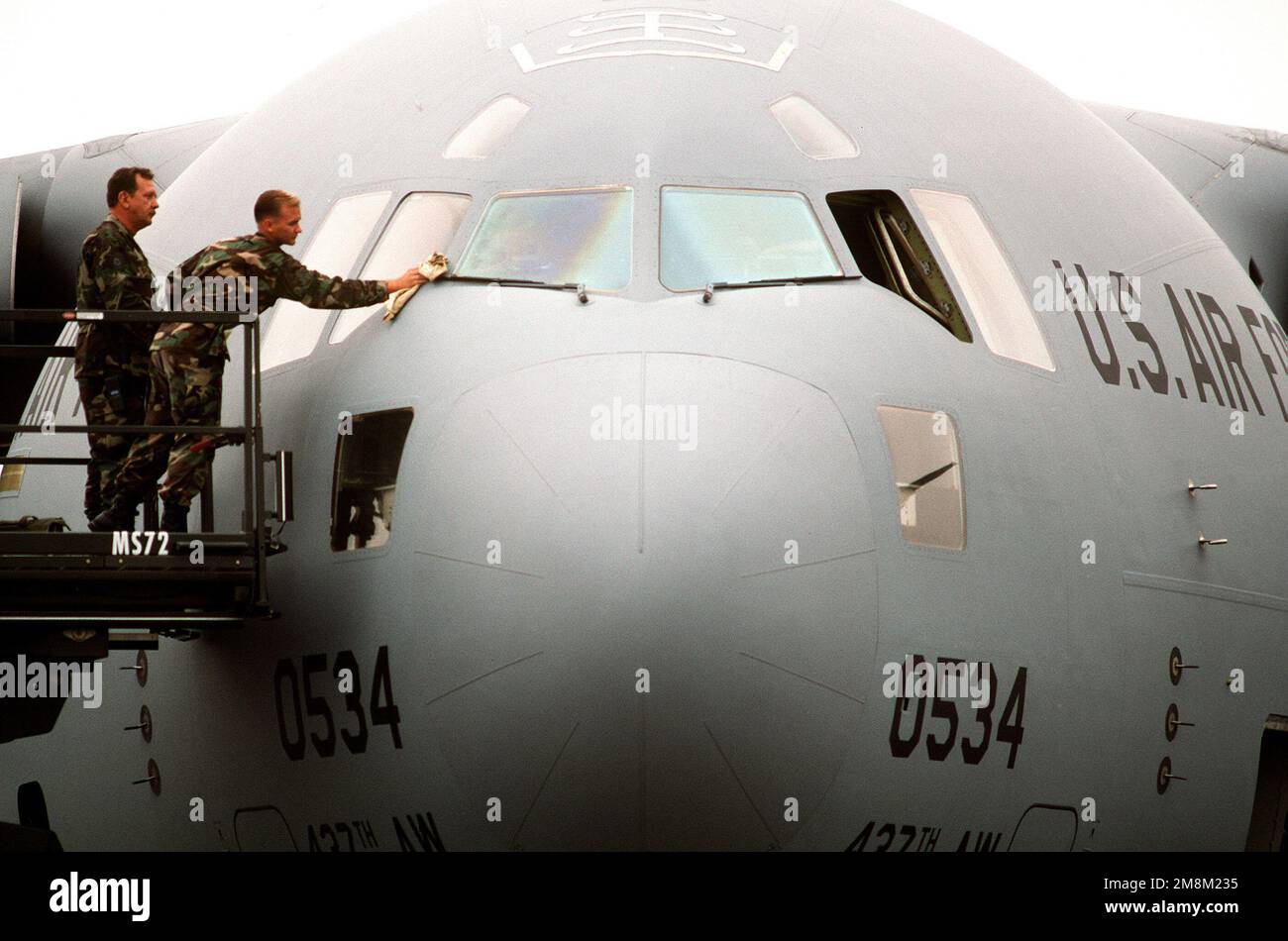 TECH. SGT. James W. Moretz (à gauche) et JOSEPH W. Sosnowski, AVIATEUR PRINCIPAL, Escadron de soutien logistique du 437th, lavez les fenêtres sur un C-17 Globemaster III affecté à l'escadre aérienne du 437th. Base: Charleston Air Force base État: Caroline du Sud (SC) pays: Etats-Unis d'Amérique (USA) Banque D'Images