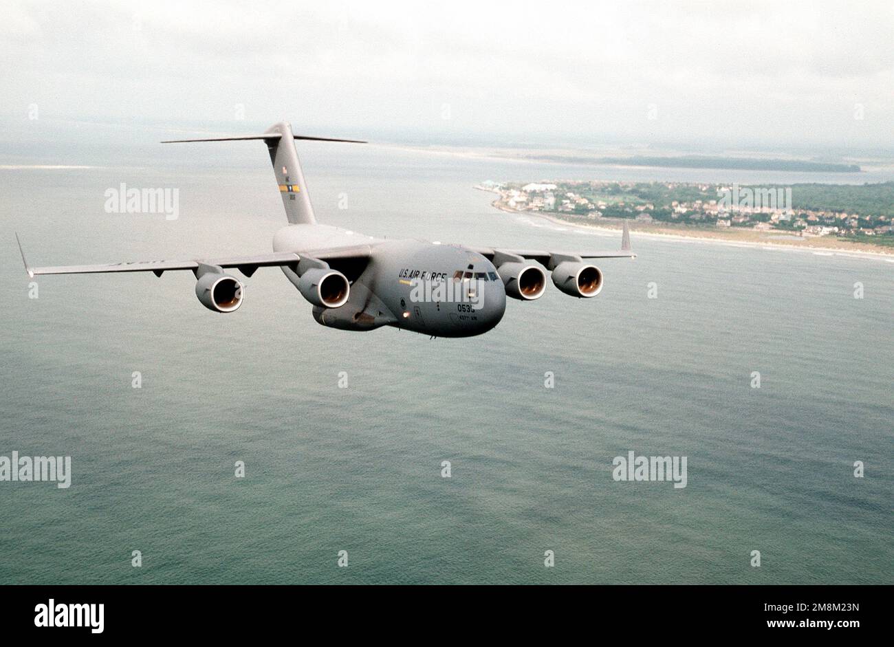 Vue aérienne d'un C-17 Globemaster III, 17th escadron de transport aérien, 433rd Escadre aérienne, volant au-dessus de la côte de Caroline du Sud. Base: Charleston Air Force base État: Caroline du Sud (SC) pays: Etats-Unis d'Amérique (USA) Banque D'Images