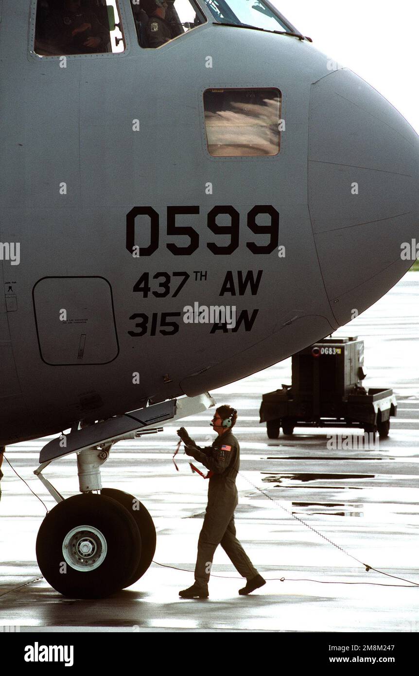 Un maître de charge effectue des inspections post-vol à l'avant d'un C-17 Globemaster III affecté à l'escadre aérienne 437th. Base: Charleston Air Force base État: Caroline du Sud (SC) pays: Etats-Unis d'Amérique (USA) Banque D'Images