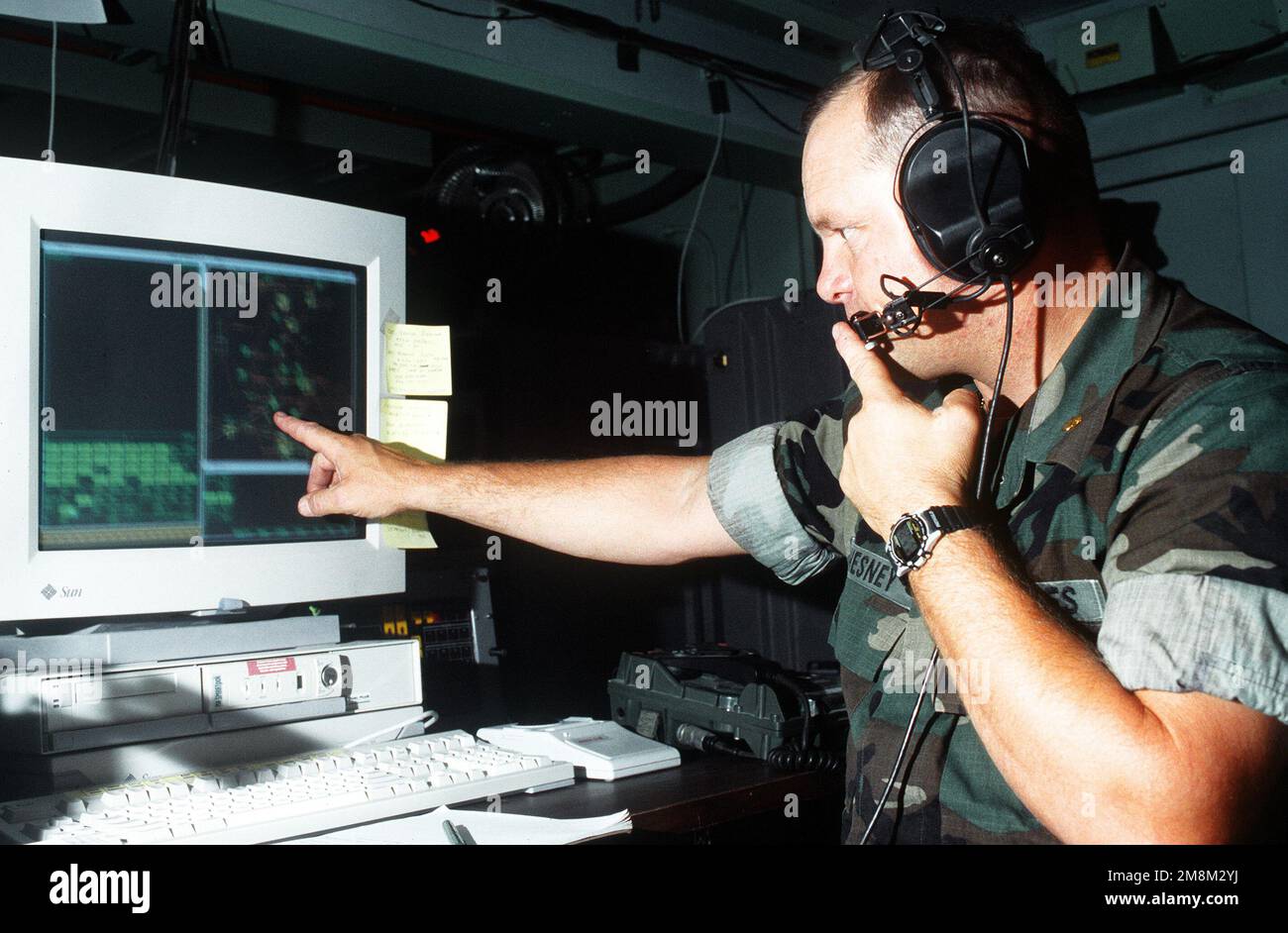 Le major Francis W. Chesney, Coordonnateur antiaérien du secteur de l'escadron de contrôle aérien maritime 7 de Yuma, en Arizona, relaie les coordonnées d'avions hostiles du camp de base, Qui est situé sur le site d'essai de la NASA, au Nouveau-Mexique, aux équipes de Avenger et de Stinger sur le terrain leur permettant de lancer et de détruire l'avion ennemi avant des laisser atteindre leurs cibles, tout cela dans le cadre de l'exercice Roving Sands '96. Objet opération/série: ROVING SANDS '96 base: Site d'essai de la NASA État: Nouveau Mexique (NM) pays: États-Unis d'Amérique (USA) Banque D'Images