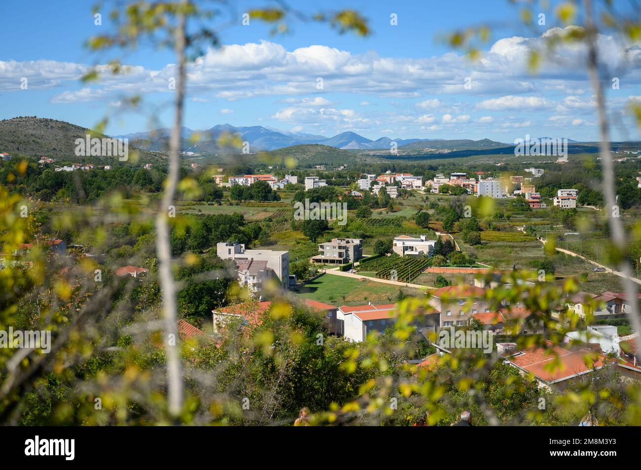 Le vilage de Medjugorje vu du niveau du deuxième mystère joyeux sur le mont Podbrdo (la colline de l'Appartion). Banque D'Images