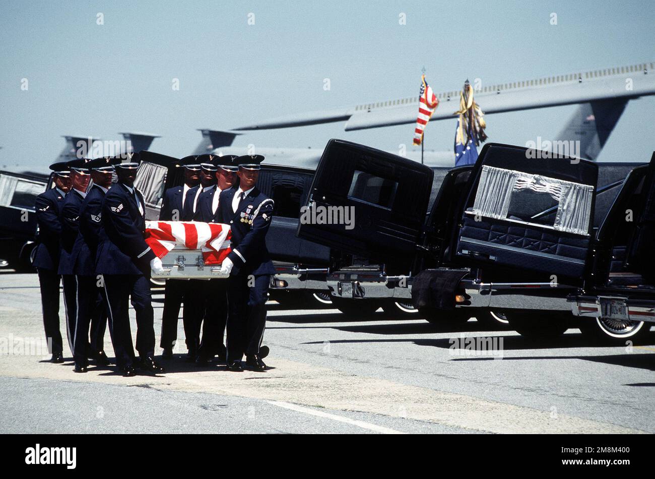 Le garde d'honneur de la base aérienne de Douvres porte le drapeau drapé de l'un des dix-neuf membres du service tués dans le bombardement de Dhahran, en Arabie Saoudite. Un service commémoratif pour les dix-neuf militaires se tient sur la ligne aérienne à la base aérienne de Douvres, dans le Delaware, sur 27 juin 1996. Base: Dover Air Force base État: Delaware (DE) pays: Etats-Unis d'Amérique (USA) Banque D'Images