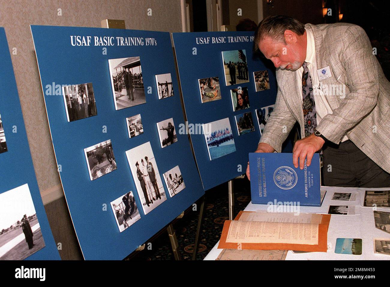 Un participant à la célébration du 50th anniversaire de l'entraînement militaire de base passe en revue d'anciens livres et photographies. Base: Lackland Air Force base État: Texas (TX) pays: Etats-Unis d'Amérique (USA) Banque D'Images